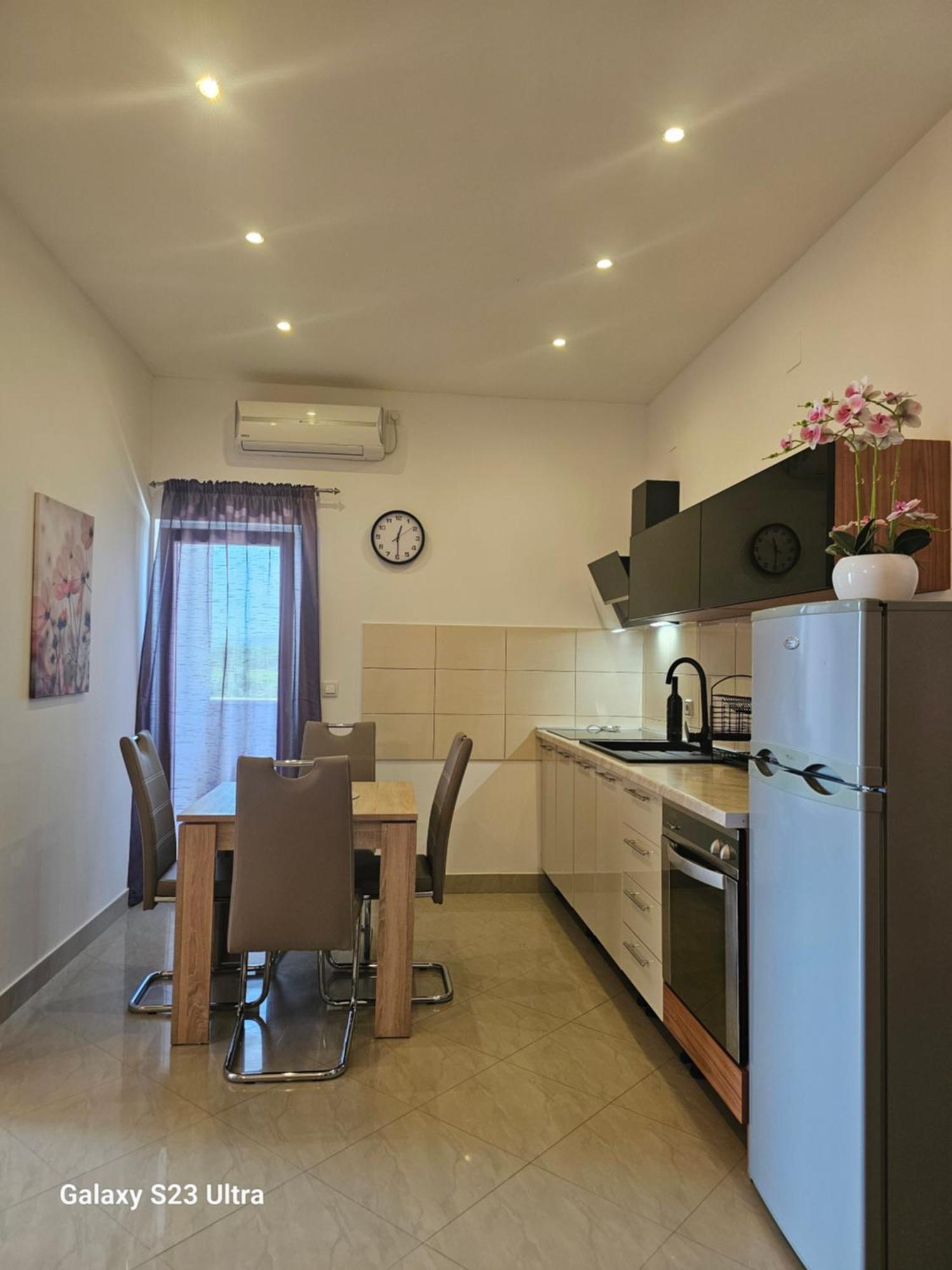 Apartmani Dianna Kaštela エクステリア 写真
